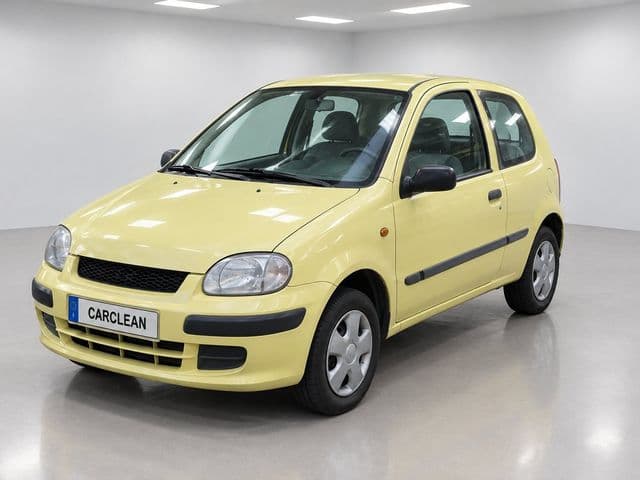 Dopo: la stessa city car gialla su sfondo da studio con CarClean