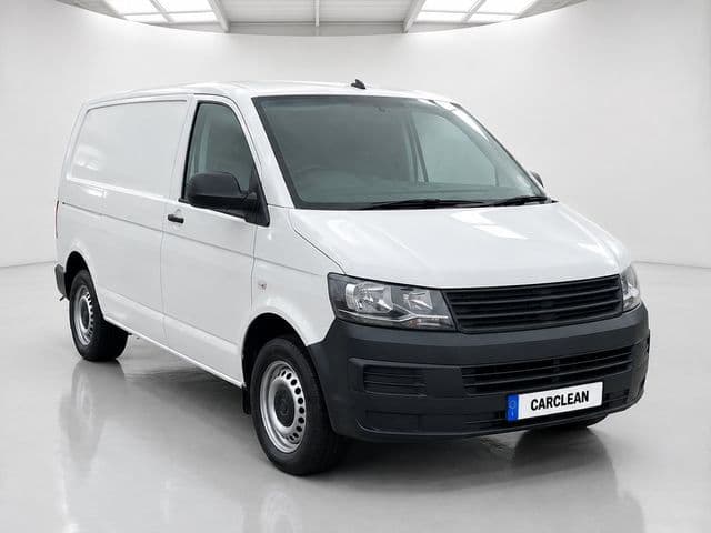 Dopo: la stessa furgone bianco su sfondo da studio con CarClean