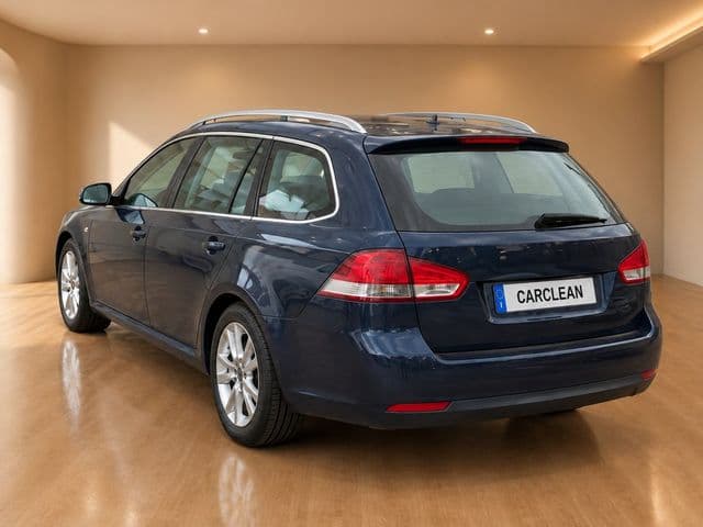 Dopo: la stessa station wagon blu su sfondo da studio con CarClean