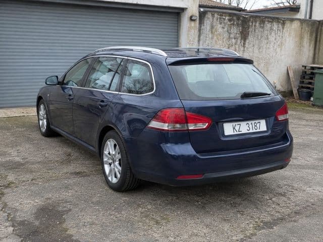 Prima: station wagon blu fotografata all'aperto