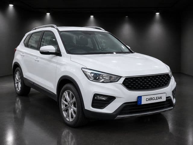 Dopo: la stessa SUV bianco su sfondo da studio con CarClean