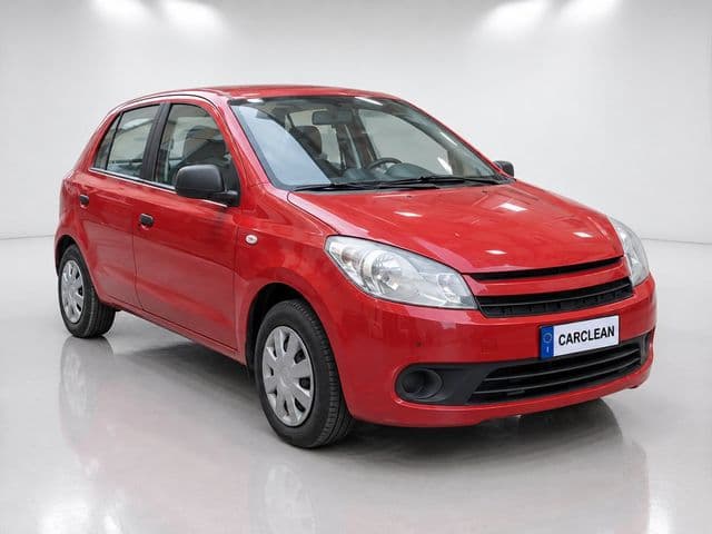 Dopo: la stessa utilitaria rossa su sfondo da studio con CarClean
